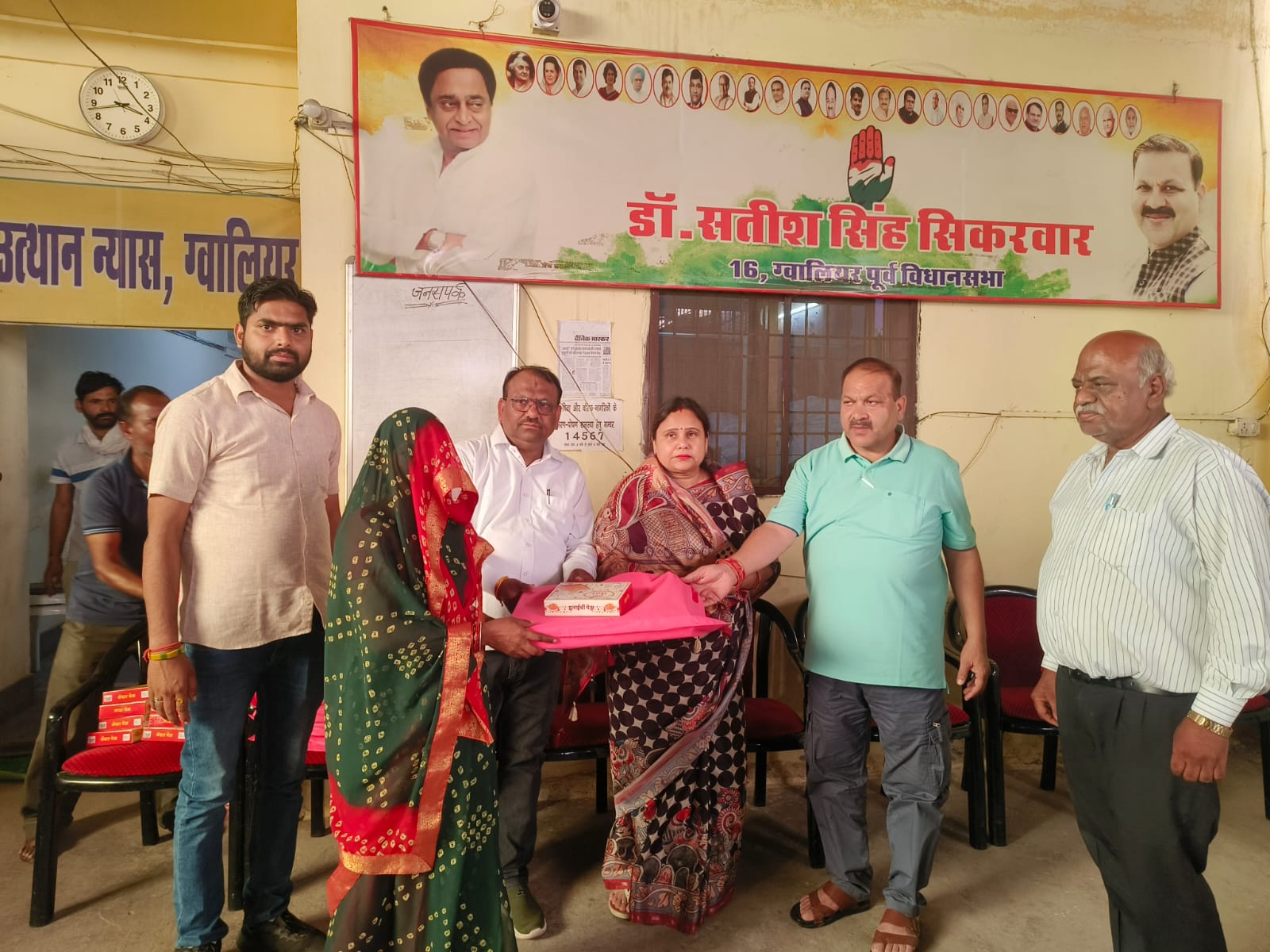सफाई कर्मचारियों का महापौर एवं विधायक डॉ. सिकरवार ने किया सम्मान