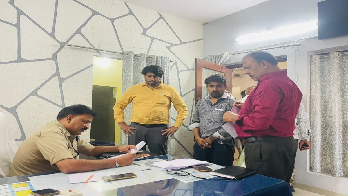 मणप्पुरम फाइनेंस डबरा से साढ़े 4 करोड़ का असली सोना गायब, ग्राहकों में हड़कंप