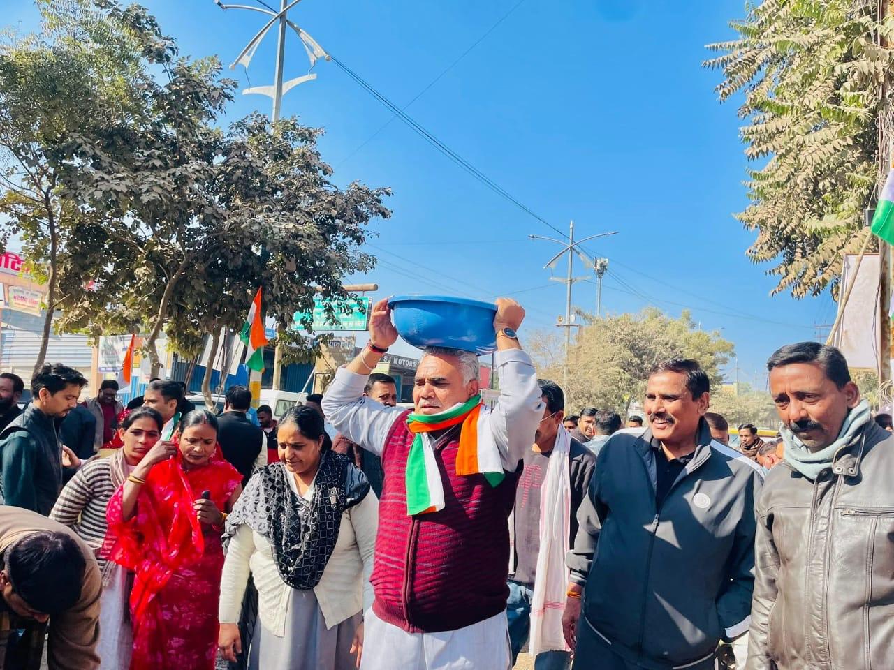 खराब सड़कों को भरने के लिये कांग्रेसियों ने उठाये तस्सल फावड़े