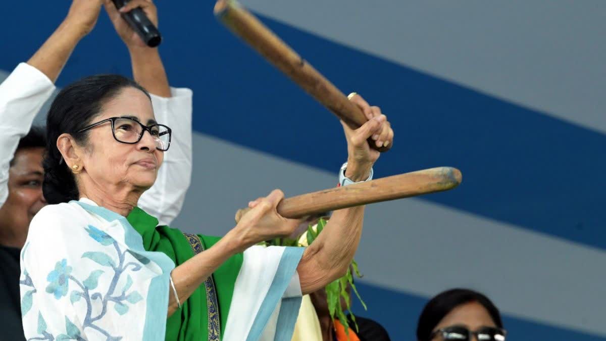 पश्चिम बंगाल की मुख्यमंत्री ममता बनर्जी ने मंच से फाड़ी केंद्र की चिट्ठी, बीजेपी की जमकर आलोचना