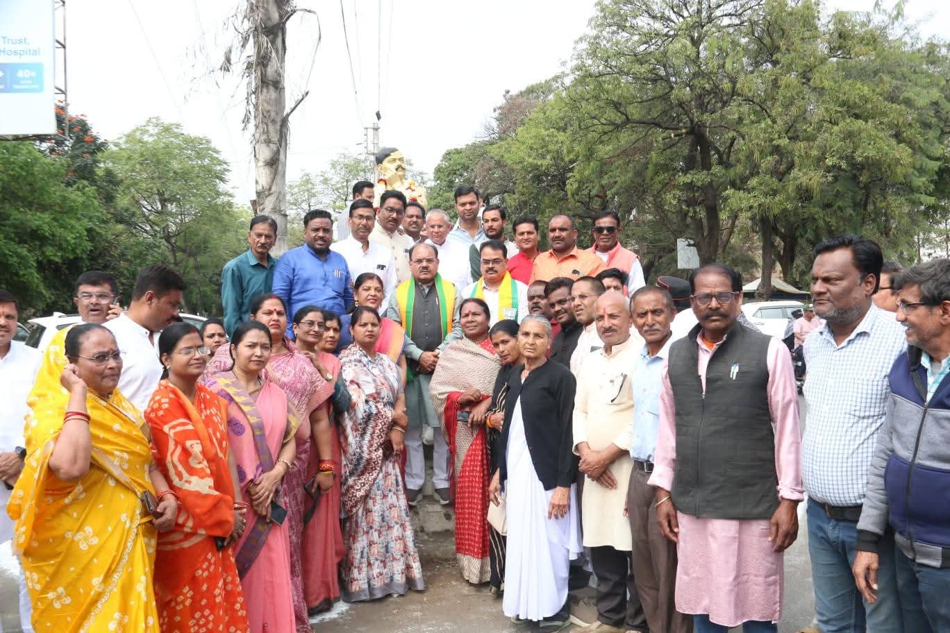 विधायक भगवानदास सबनानी ने चंद्रशेखर आजाद की प्रतिमा पर पुष्पांजलि अर्पित की